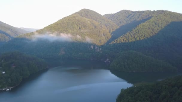 Ampla Vista Aérea Lago Tarnita Paisagem Circundante Colinas Florestas Manhã — Vídeo de Stock