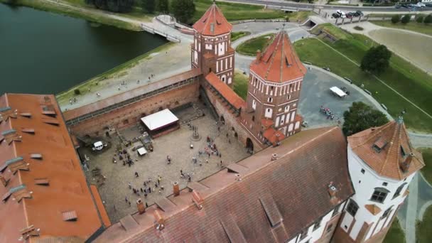 Široký Letecký Záběr Turistů Mir Castle Mir City Bělorusko — Stock video