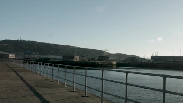 Panning Shot Swansea Marina Sunrise Kilvey Hill Background — Stock video