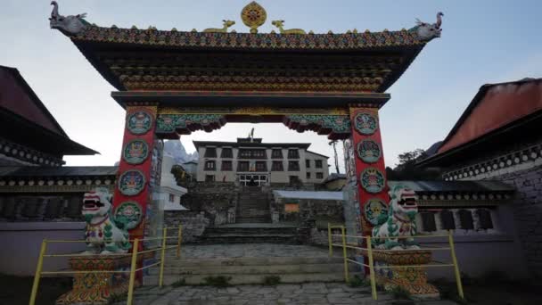 Atravesando Las Puertas Del Monasterio Tengboche Nepal — Vídeos de Stock