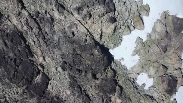 加拿大不列颠哥伦比亚省太平洋山脉洛基蔗糖拉夫山的空中无人机顶部朝下升起 — 图库视频影像
