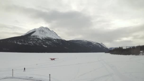 Zdjęcie Lotnicze Samolotu Startującego Zimą Zamarzniętego Jeziora — Wideo stockowe