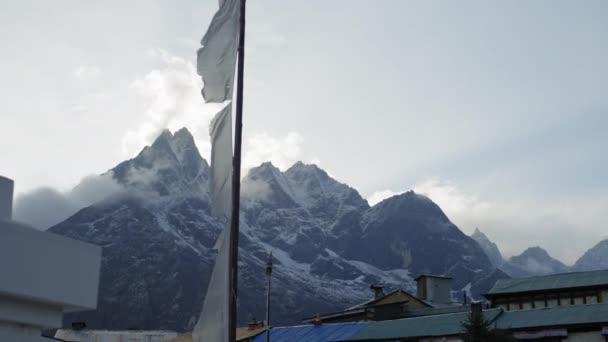 Glijdend Schot Van Himalaya Met Gebedsvlag Waait Wind Uit Het — Stockvideo