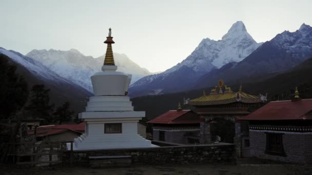 Vista Panorámica Del Monte Lhotse Desde Los Terrenos Del Monasterio — Vídeo de stock