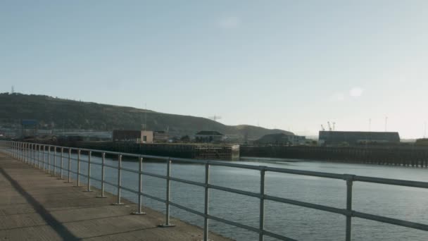 Swansea Bay Schwenk Von West Pier Richtung Marina Dockyards Wales — Stockvideo