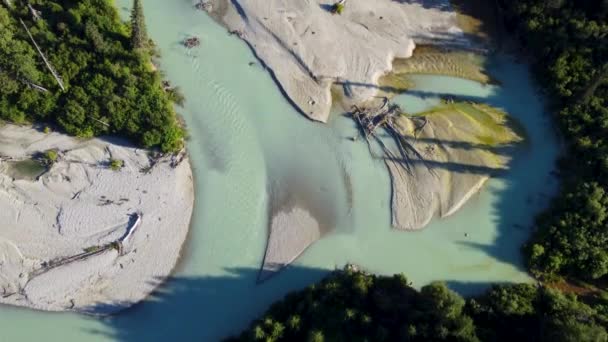 在浅蓝色的河流上泛滥成灾的空中无人机飞向加拿大Bc4K森林覆盖的松树山 — 图库视频影像