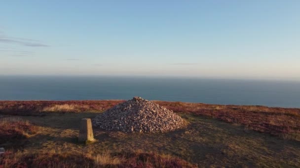 Sunrise Stone Cairn Tetején Tengerparti Szikla Légi Drón Dolly Lövés — Stock videók