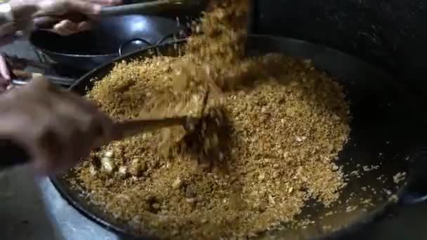 Tradicional Wok Gigante Preparando Arroz Frito Por Manos Expertas — Vídeos de Stock