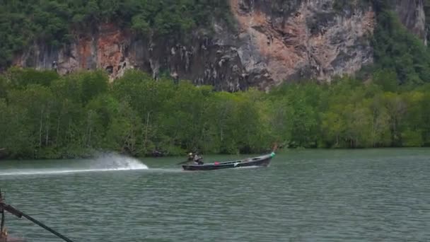 Barco Cola Larga Camino Con Hermosas Montañas Fondo Phang Nga — Vídeo de stock