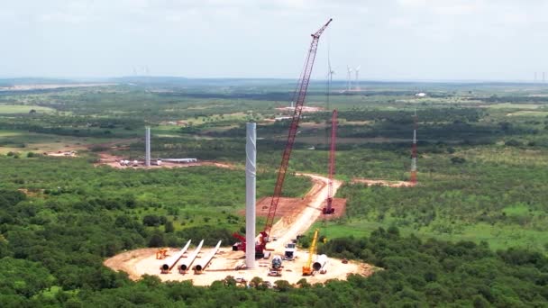 Bau Von Windkraftanlagen Mit Kran — Stockvideo