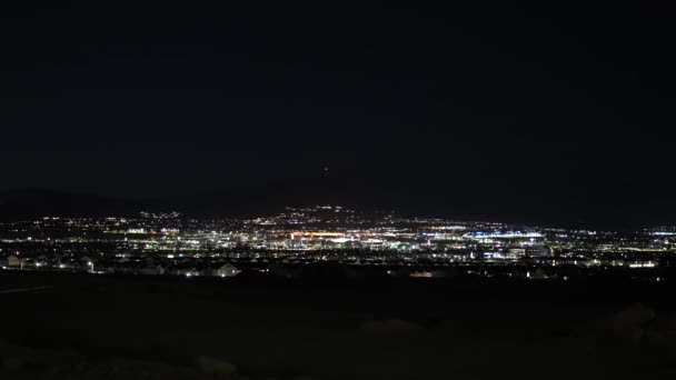 夜幕降临时 从山下山谷中一个遥远的城镇发出的城市灯光 — 图库视频影像