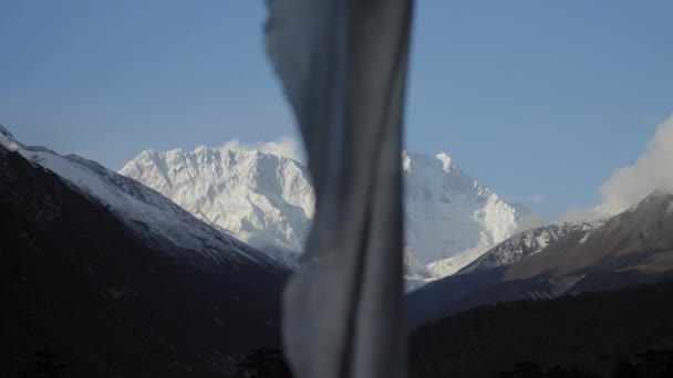 Zdjęcie Szybowcowe Góry Lhotse Flagą Modlitewną Pierwszym Planie — Wideo stockowe