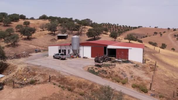 Depósito Agrícola Órbita Aérea Paisaje Rural Campos Áridos — Vídeos de Stock