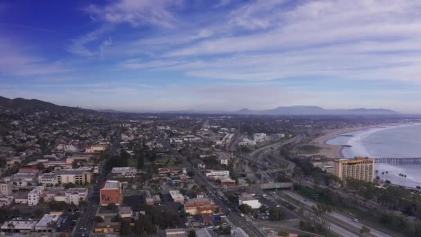カリフォルニア州ベンチュラのダウンタウンの空中ショットをドーリーパンニング — ストック動画
