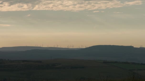 Kırsal Arazi Gündoğumu Geniş Çekim Ufukta Rüzgar Türbini Çiftliği Bulutlar — Stok video