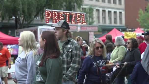 Taste Madison Pretzel Stand People Walking — Stock Video