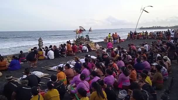 Familia Balinesa Orando Mar Ceremonia Funeraria Indonesia Indígena Chamánica — Vídeo de stock