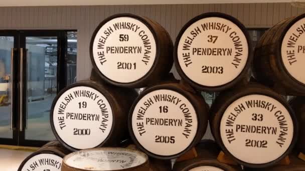 Penderyn Whiskey Barrels Med Datum Destilleri Brecon Beacons Wales Storbritannien — Stockvideo