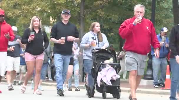 Γεύση Των Ανθρώπων Madison Περπάτημα Μπύρες Στα Χέρια Τους — Αρχείο Βίντεο