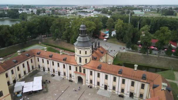 Κηφήνας Πλάνα Από Τουρίστες Που Εισέρχονται Στο Κάστρο Nesvizh Στην — Αρχείο Βίντεο