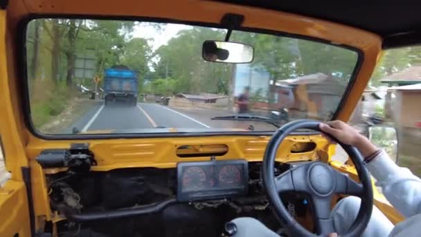 Pov Conducir Jeep Amarillo Una Carretera Bali Indonesia — Vídeo de stock
