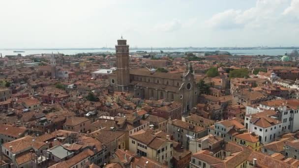 ヴェネツィアの大聖堂S Maria Gloriosa Dei Frariの空中軌道ショットイタリア — ストック動画