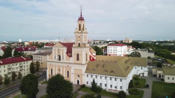 ベラルーシの一部曇りの日にグロドノ市を見下ろす空中ショット — ストック動画