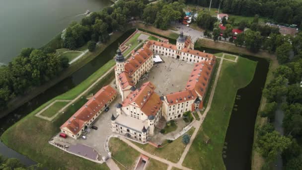 Πάνω Κάτω Εναέρια Λήψη Του Κάστρου Nesvizh Στη Λευκορωσία Nesvizh — Αρχείο Βίντεο