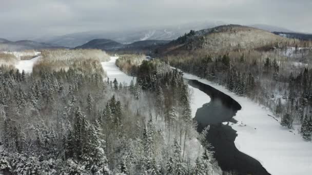 Piękny Kinowy Krajobraz Zimowy Góry Rzeka Ośrodek Narciarski Lewej Rondel — Wideo stockowe