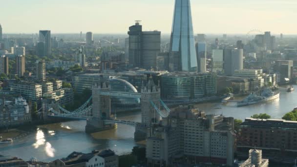 Cinematic Aerial Toma Del Histórico Puente Torre Brillante Día Verano — Vídeos de Stock