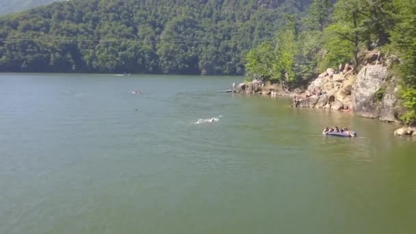 Nuoto Canottaggio Zip Line Kayak Abbronzatura Sono Tutte Attività Popolari — Video Stock