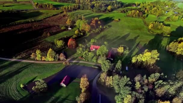 Fotografie Aeriană Descendentă Casei Zona Rurală Câmpuri Copaci Colorați Apusul — Videoclip de stoc