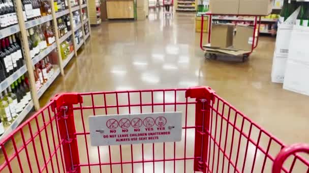 Sección Vinos Trader Joes Mujer Con Carrito Compras Caminando Por — Vídeo de stock