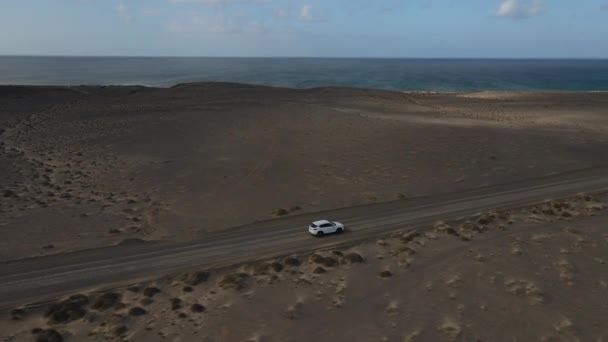 Yana Doğru Giden Araba Görüntüsü Okyanusun Görülebileceği Bir Çöl Manzarası — Stok video
