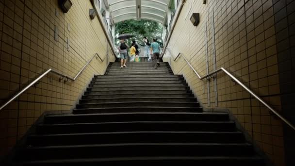China Hong Kong Agosto 2022 Personas Caminando Hacia Calle Principal — Vídeos de Stock