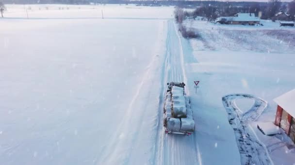 Conducción Tractor Carretera Rural Helada Durante Las Fuertes Nevadas Vista — Vídeos de Stock