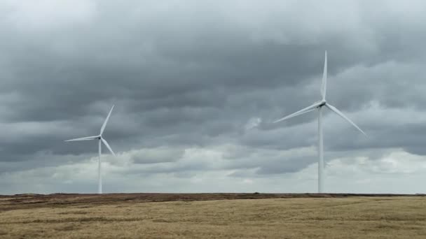 Dron Widok Lotu Ptaka Farmy Wiatrowej Turbin Wiatrowych Obracających Się — Wideo stockowe