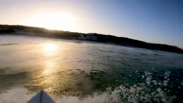 背景に巨大な日の出と唇から攻撃熱帯の海の波をサーフィンサーファー プライア グランデ サーフスポット — ストック動画