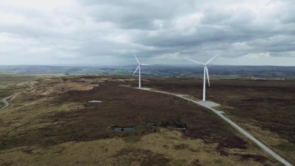 Dron Widok Lotu Ptaka Farmy Wiatrowej Turbin Wiatrowych Obracających Się — Wideo stockowe