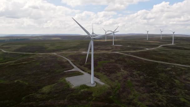 位于西约克郡荒野的远程风力发电场使用无人机拍摄 风力涡轮机在风中转动的空中景观 — 图库视频影像