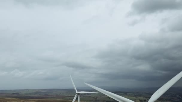 Drone Widok Lotu Ptaka Farmy Wiatrowej Turbin Wiatrowych Obracających Się — Wideo stockowe