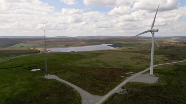 Farma Wiatrowa Położona Wrzosowiskach Yorkshire Anglii Zabrana Dronem Widok Powietrza — Wideo stockowe