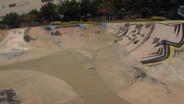 포르투갈 카사스 남자가 스케이트 스케이트 사용하여 스케이트 공원에 영장을 버린다 — 비디오