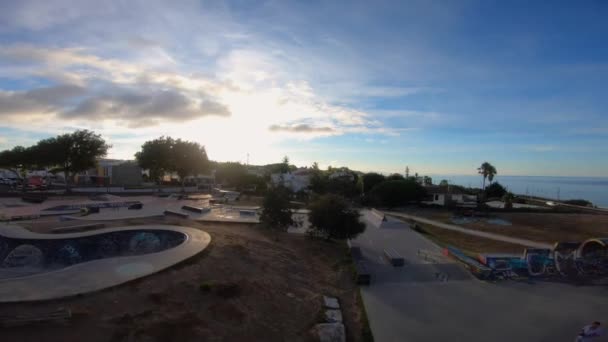 Parque Skate Estoril Nascer Sol Com Lisboa Fundo Férias Inverno — Vídeo de Stock