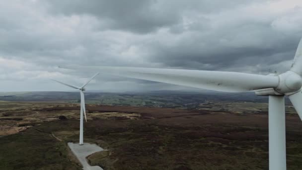 Close Drone Luchtfoto Van Een Windpark Windturbines Draaien Wind Beelden — Stockvideo