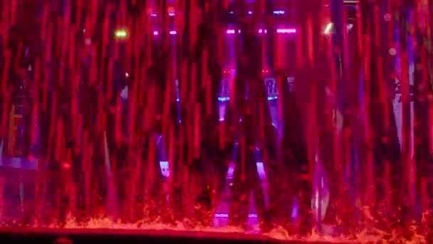 Conduce Través Lavado Coches Colorido Eufórico Salpicaduras Agua Luces Rojas — Vídeos de Stock