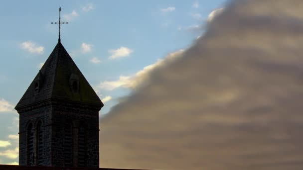 Zeitraffer Aufnahme Der Kirchturmsilhouette Von Guernsey Vor Wolken Bei Goldenem — Stockvideo