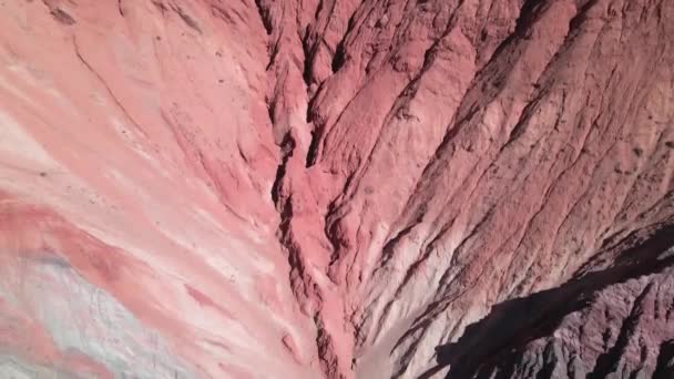 北アルゼンチンのケブラダ フマハカの幻想的な赤い谷の空中ショット — ストック動画