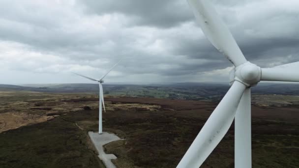 風力発電所と風力タービンが風に回っているドローンの空中ビデオビューを閉じます イギリスのOvenden Moor Wind Farmで撮影された映像 — ストック動画