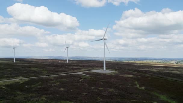 Farma Wiatrowa Położona Wrzosowiskach West Yorkshire Zabrana Dronem Widok Powietrza — Wideo stockowe